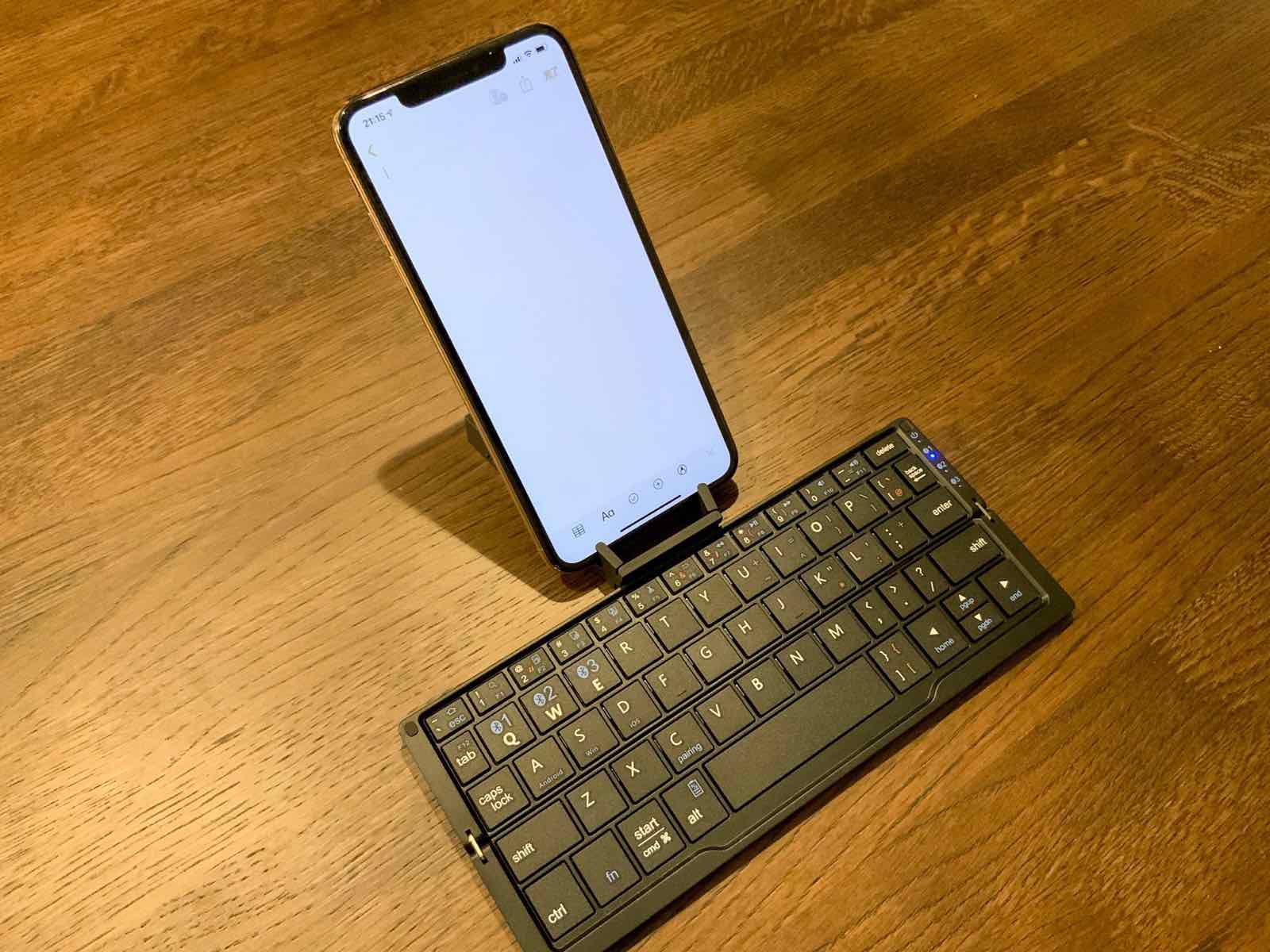 持ち運びに躊躇しない Iphoneにとっても相性がいい折り畳めるbluetoothキーボード Iclever Ic Bk11 Kunyotsu Log